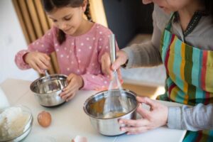 Mamma e figlia che cucinano insieme