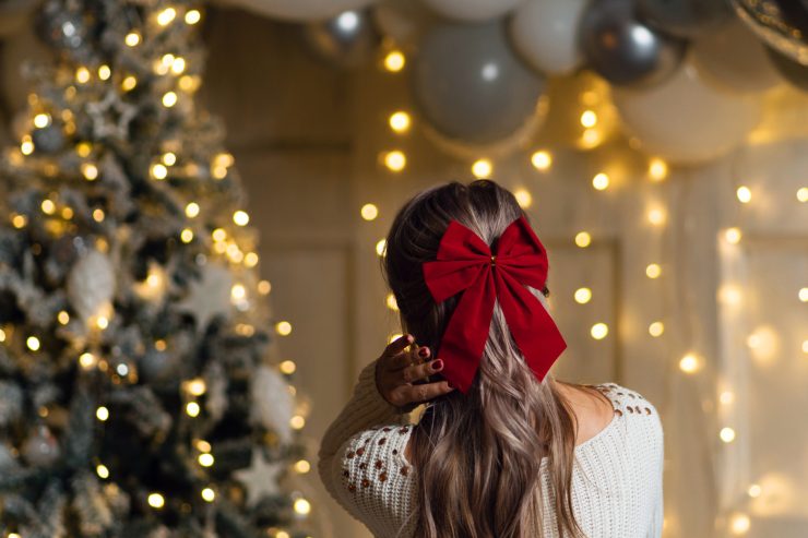 Ragazza che guarda l'albero di natale