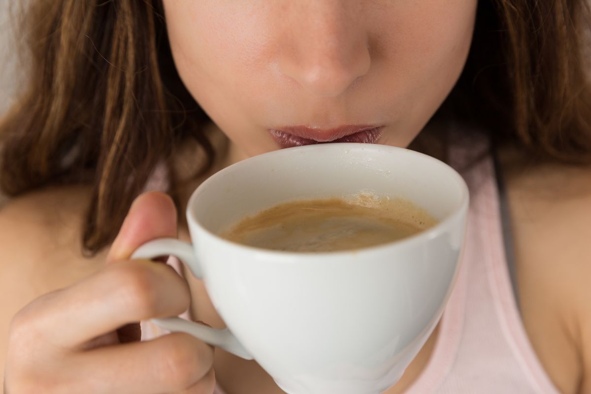 Ragazza che beve il caffè