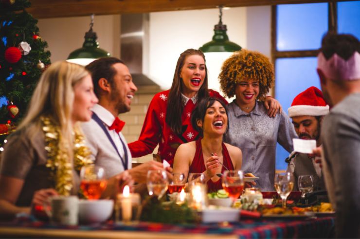 Famigli elegante al pranzo di natale