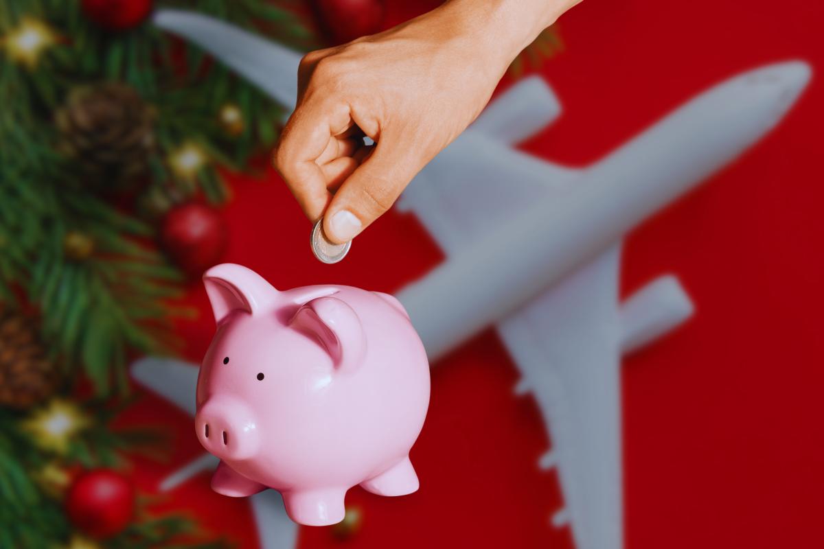 Salvadanaio e aereo a Natale