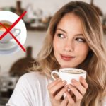 ragazza con tazza e croce sulla tazzina di caffè