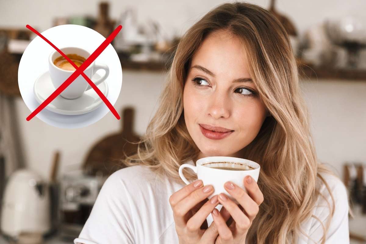 ragazza con tazza e croce sulla tazzina di caffè